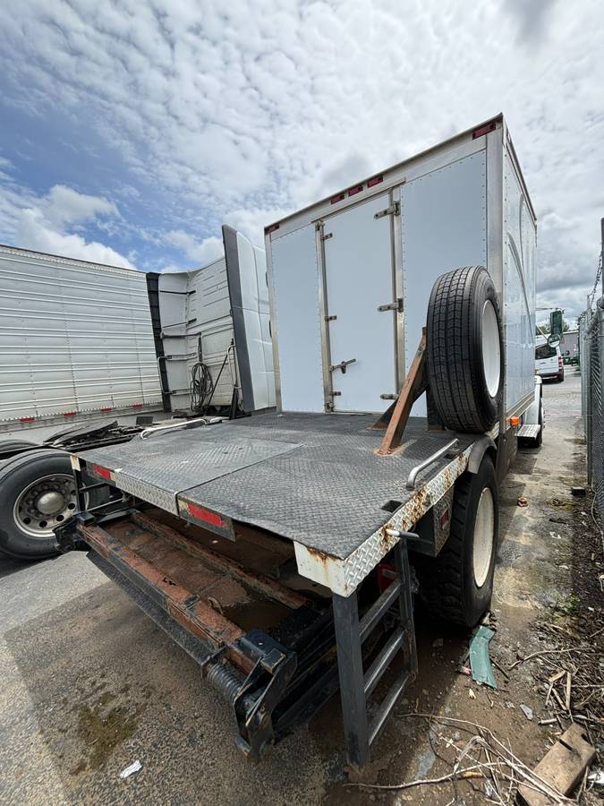 Freightliner-fl70-diesel-1995-white-19