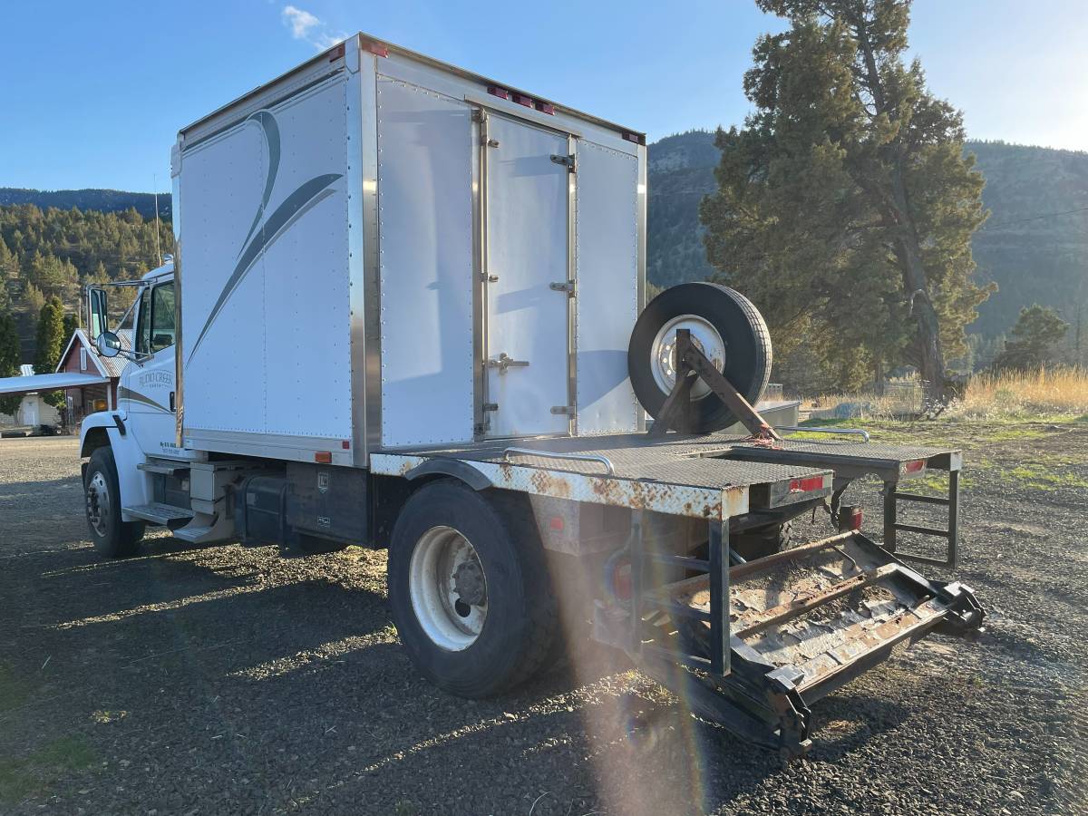 Freightliner-fl70-diesel-1995-white-27