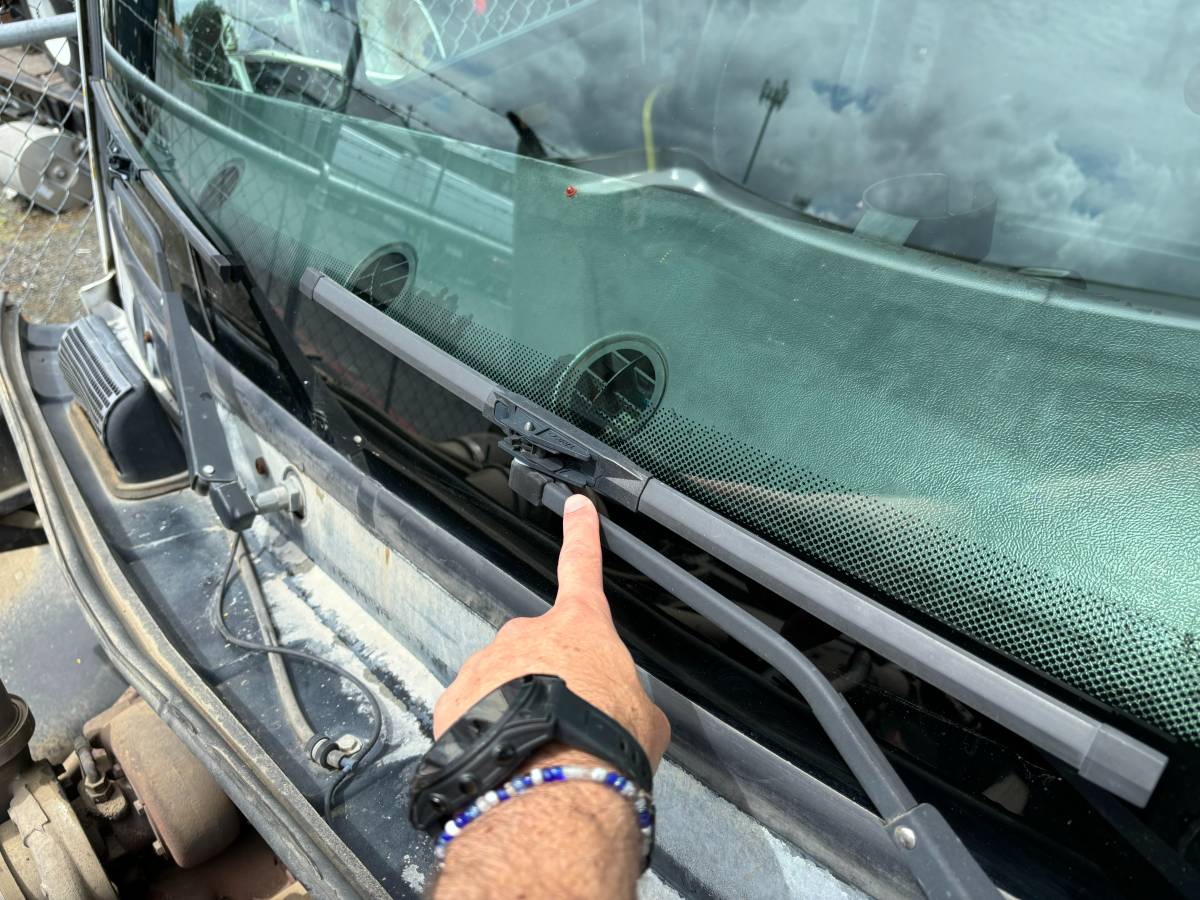 Freightliner-fl70-diesel-1995-white-38