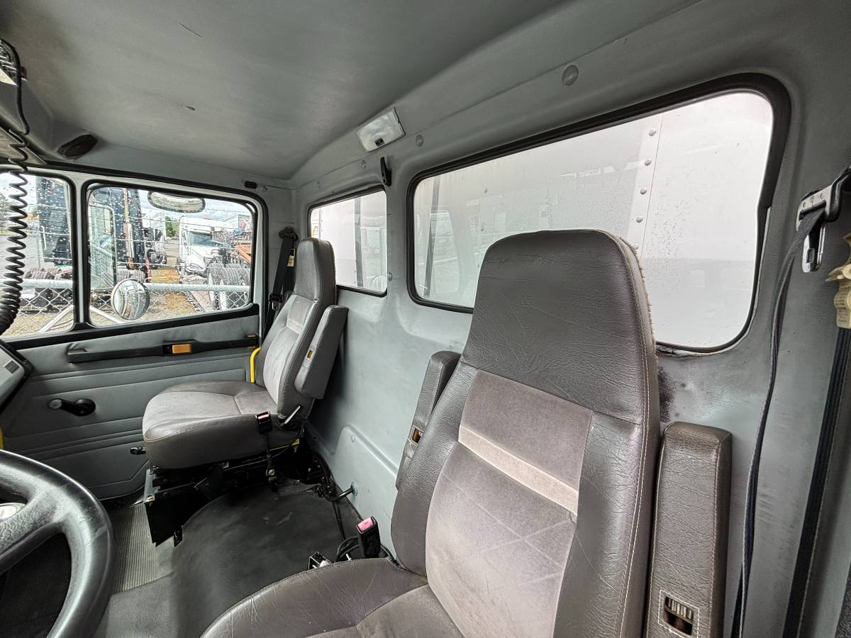 Freightliner-fl70-diesel-1995-white-7