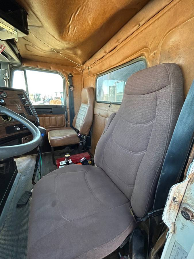 Freightliner-fld-diesel-1995-white-11