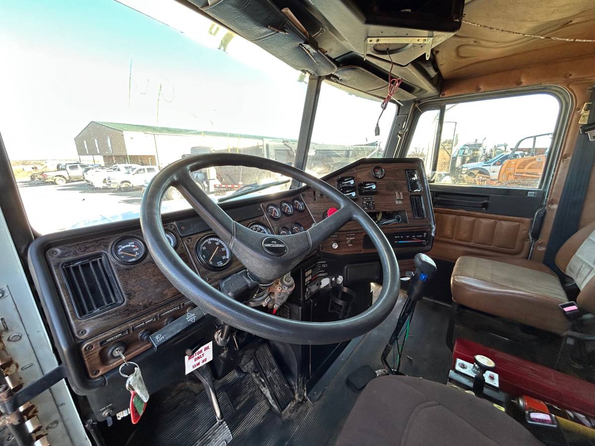 Freightliner-fld-diesel-1995-white-12