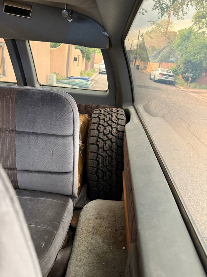 Gmc-1500-suburban-1990-4