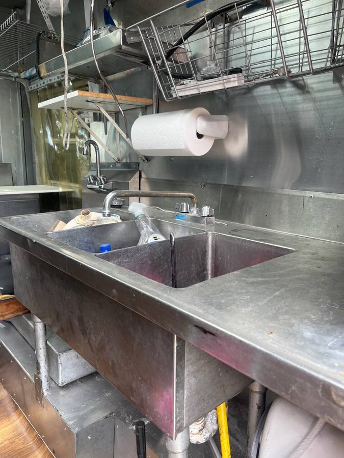 Gmc-grumman-1993-white-2