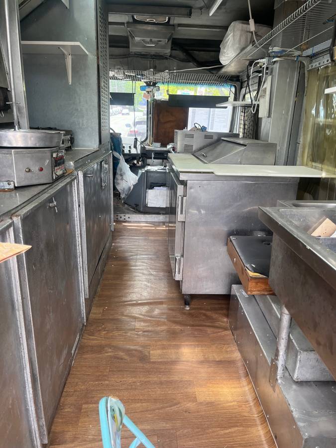 Gmc-grumman-1993-white-3