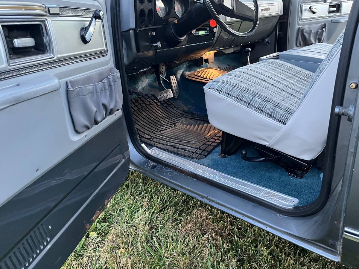 Gmc-jimmy-1979-grey-3