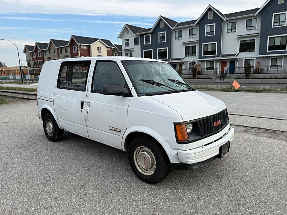 Gmc-safari-1988-white-11