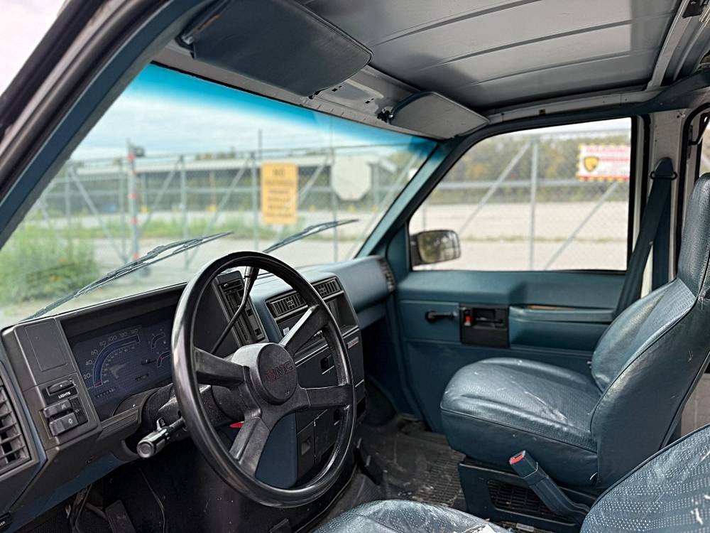 Gmc-safari-1988-white-16