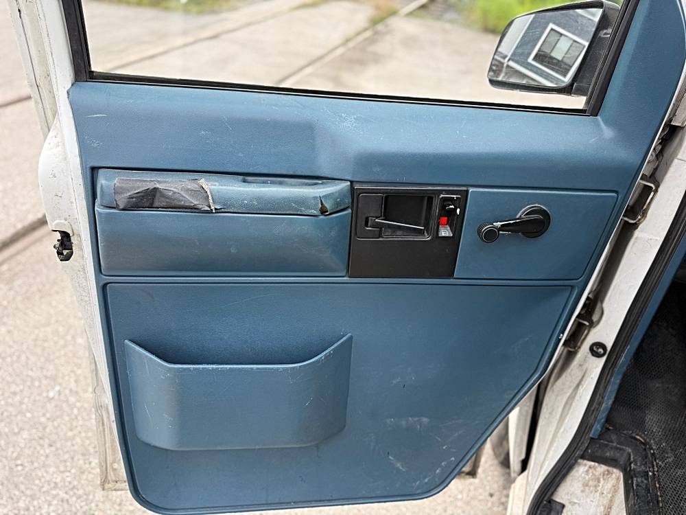 Gmc-safari-1988-white-8