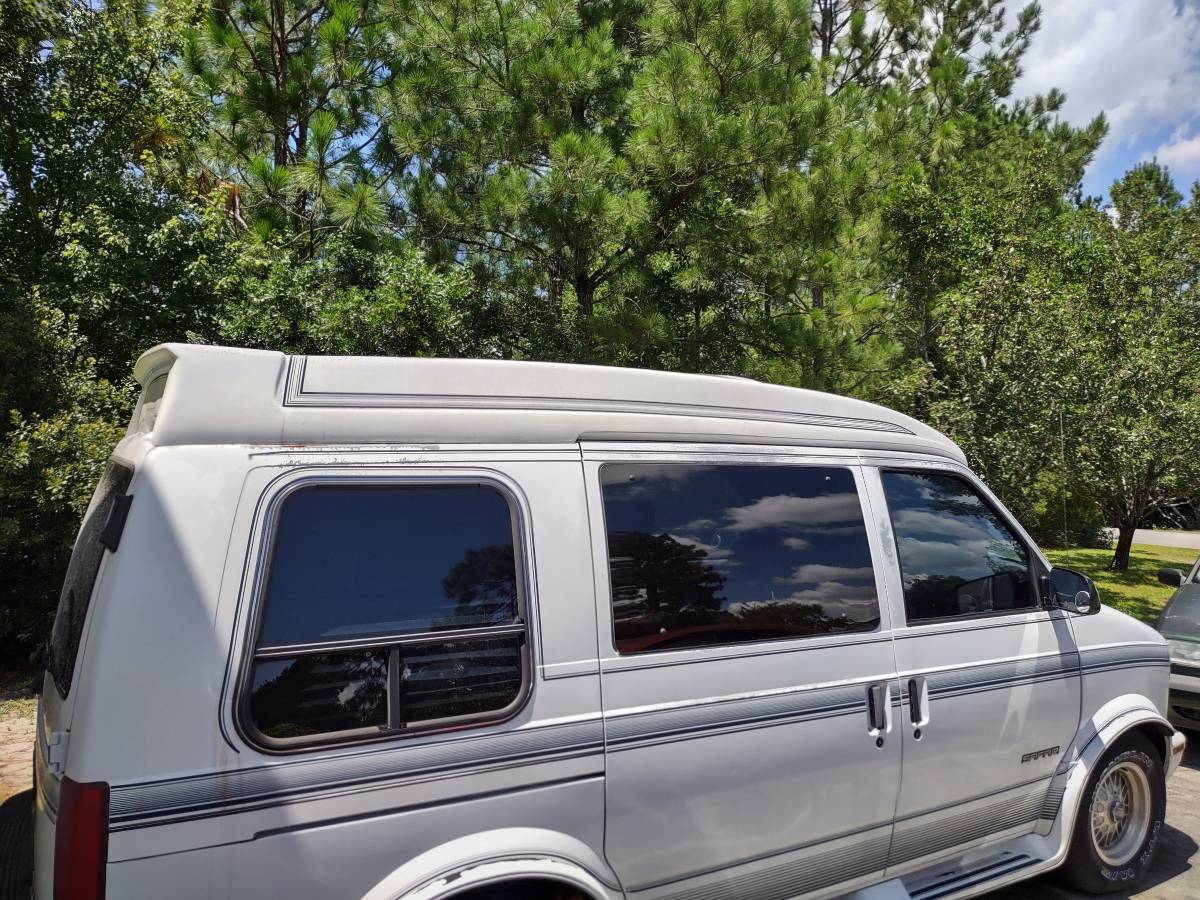 Gmc-safari-1996-white-1