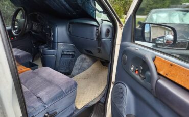 Gmc-safari-1996-white-4