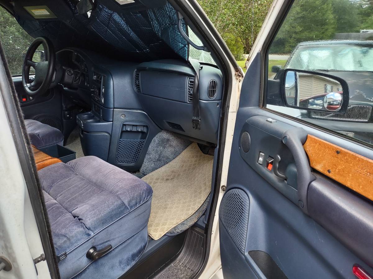 Gmc-safari-1996-white-4