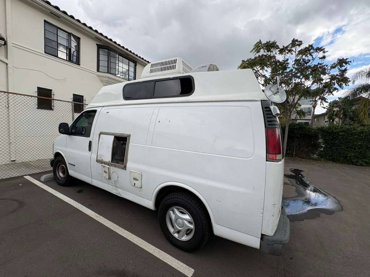 Gmc-savanna-3500-1996-white-10