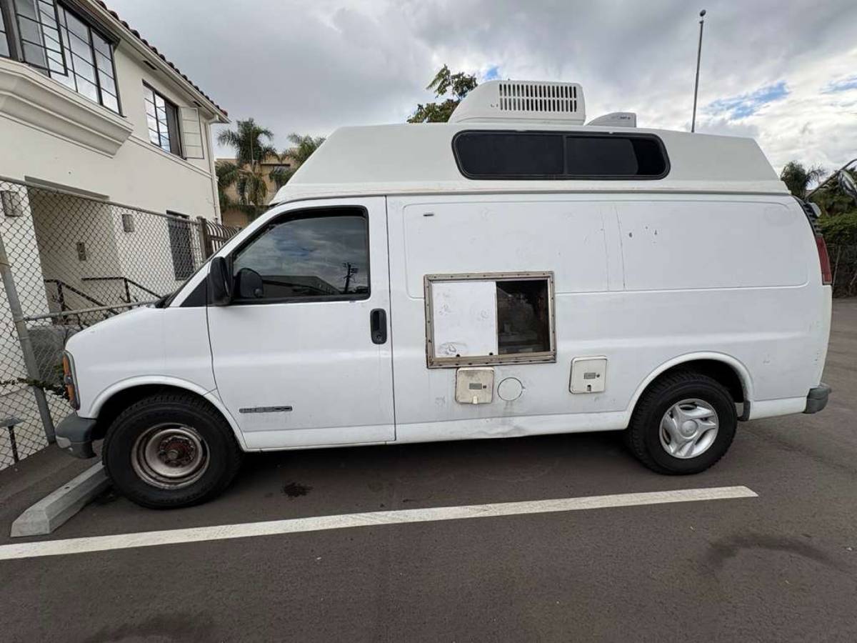 Gmc-savanna-3500-1996-white-13