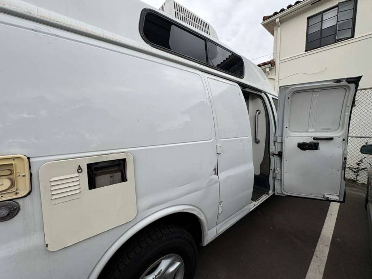 Gmc-savanna-3500-1996-white-15