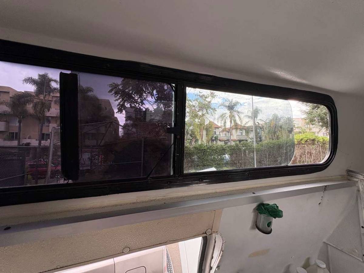 Gmc-savanna-3500-1996-white-18