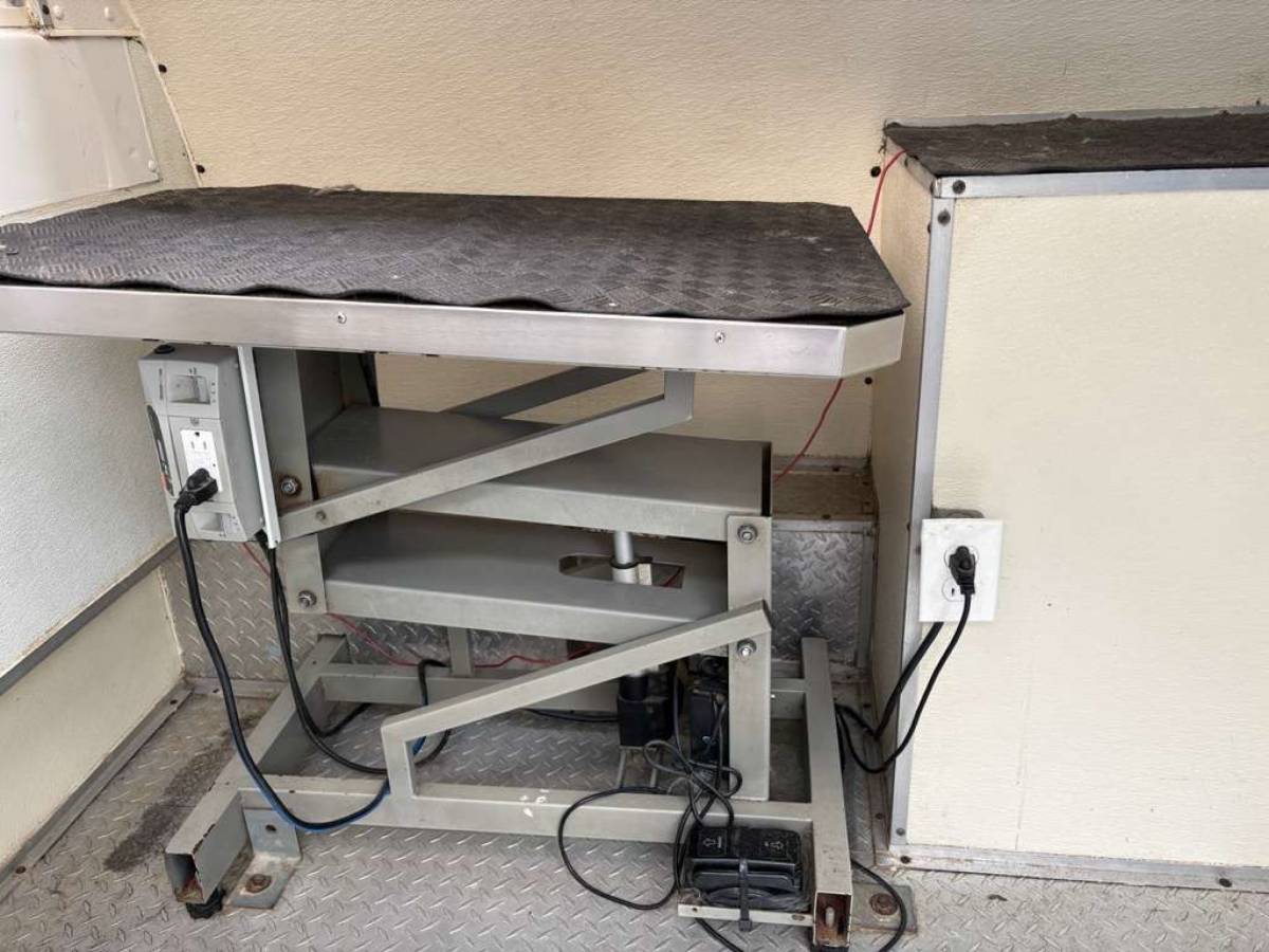 Gmc-savanna-3500-1996-white-19