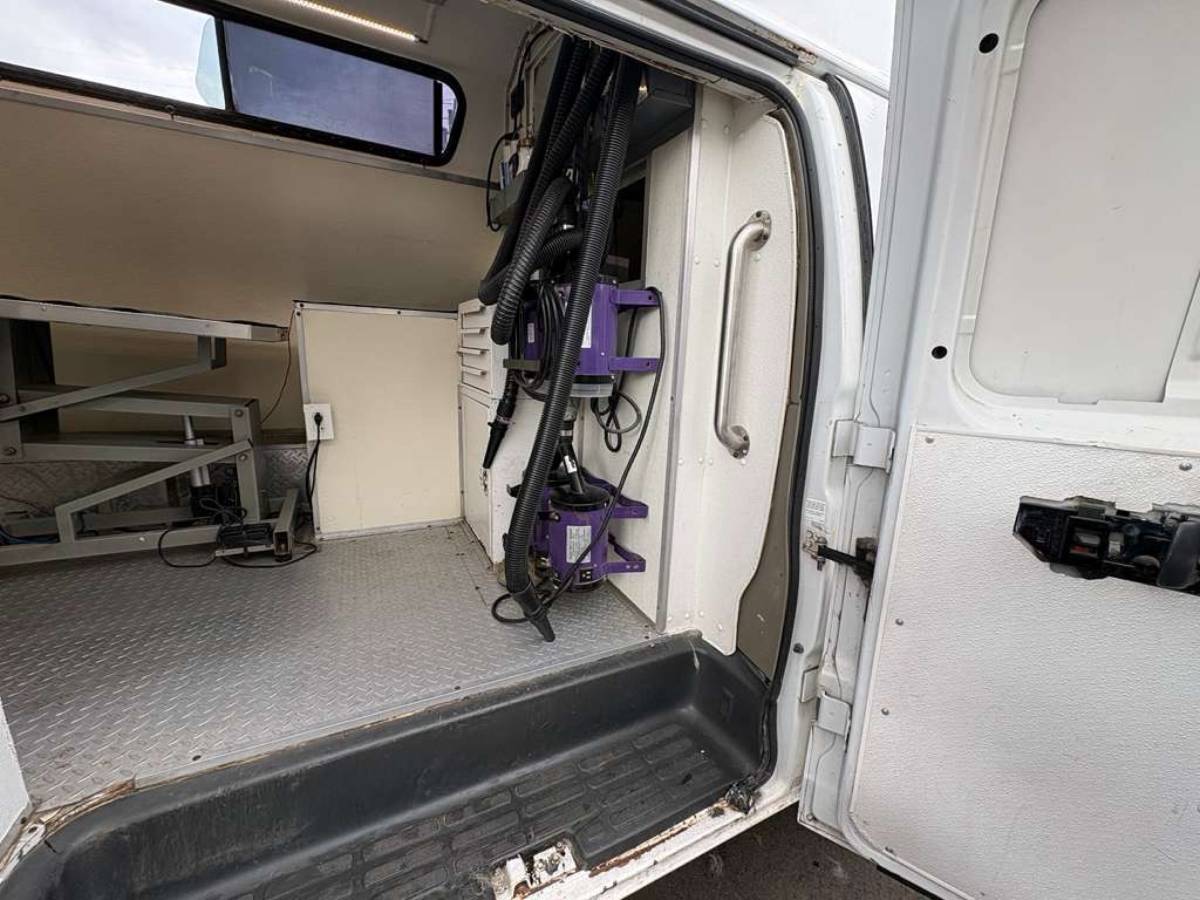 Gmc-savanna-3500-1996-white-21