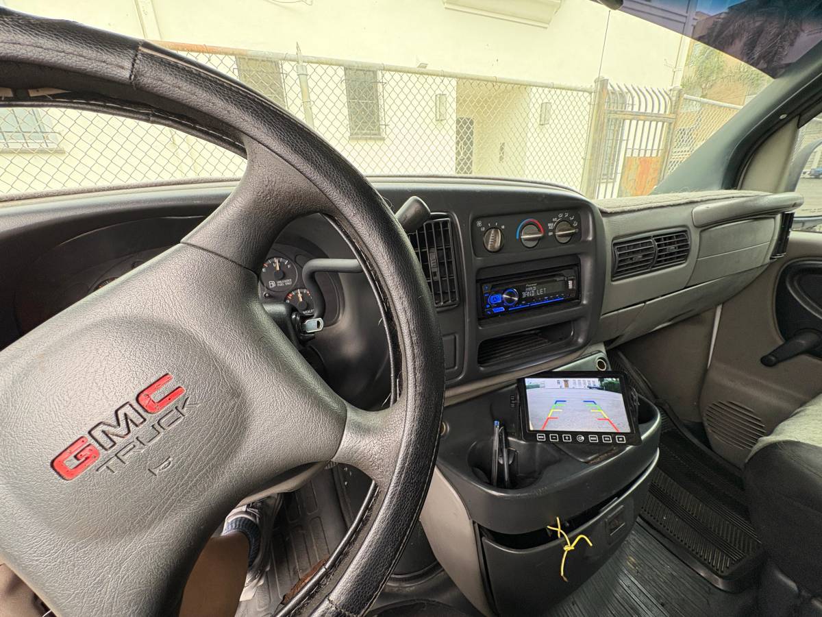 Gmc-savanna-3500-1996-white-23