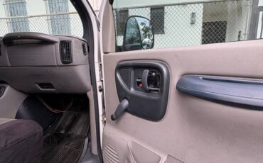 Gmc-savanna-3500-1996-white-7