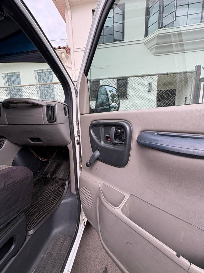 Gmc-savanna-3500-1996-white-7