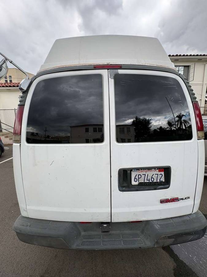 Gmc-savanna-3500-1996-white-9