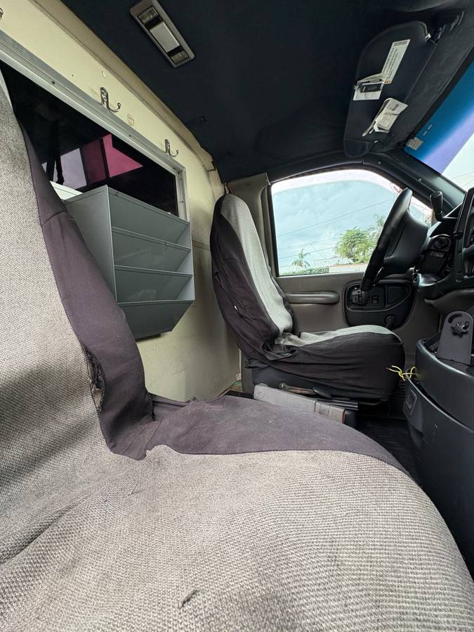 Gmc-savanna-3500-1996-white