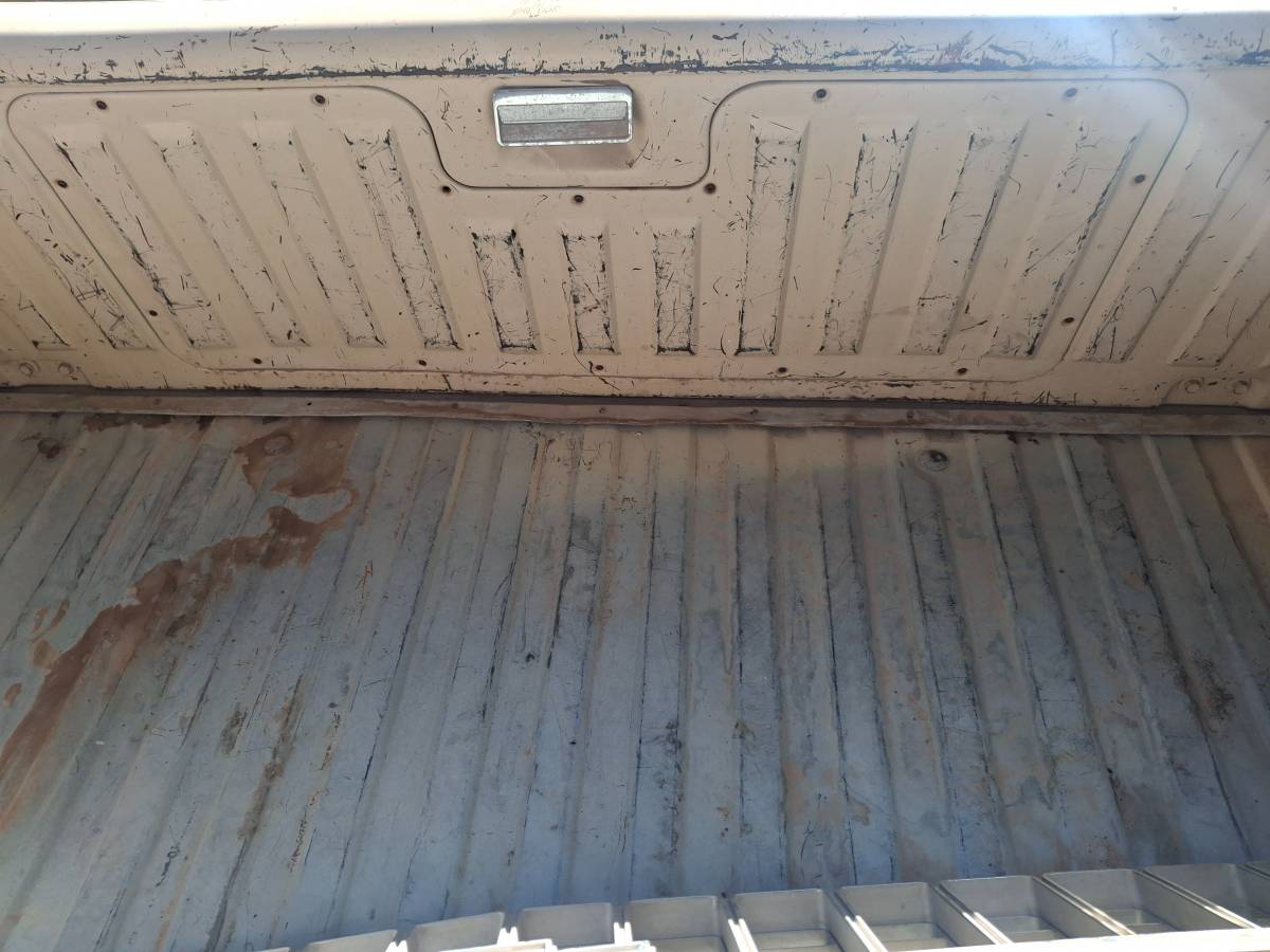 Gmc-sierra-classic-1984-13