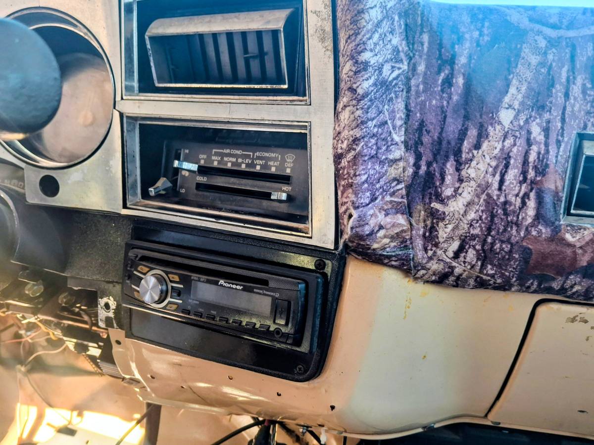 Gmc-sierra-classic-1984-7