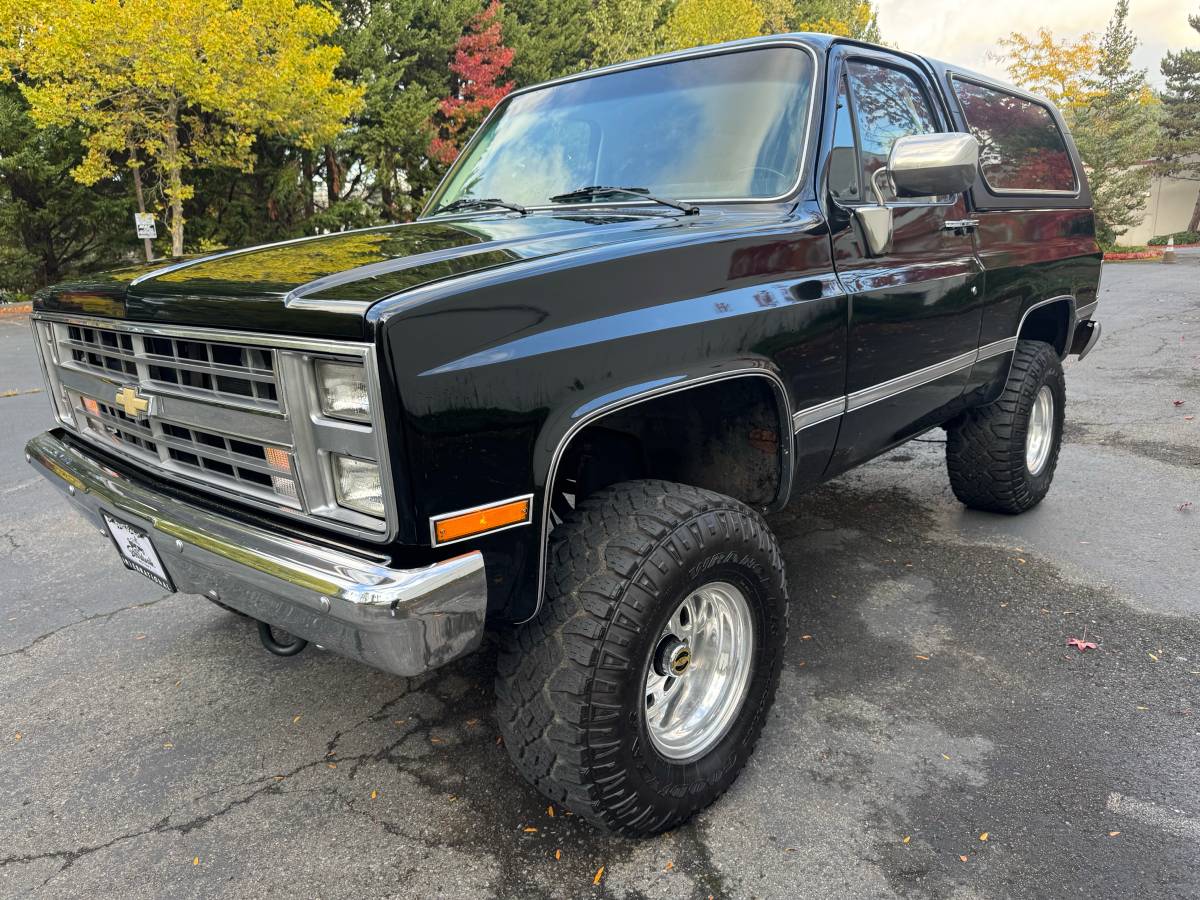Gmc-sierra-classic-jimmy-k5-1985-black-1