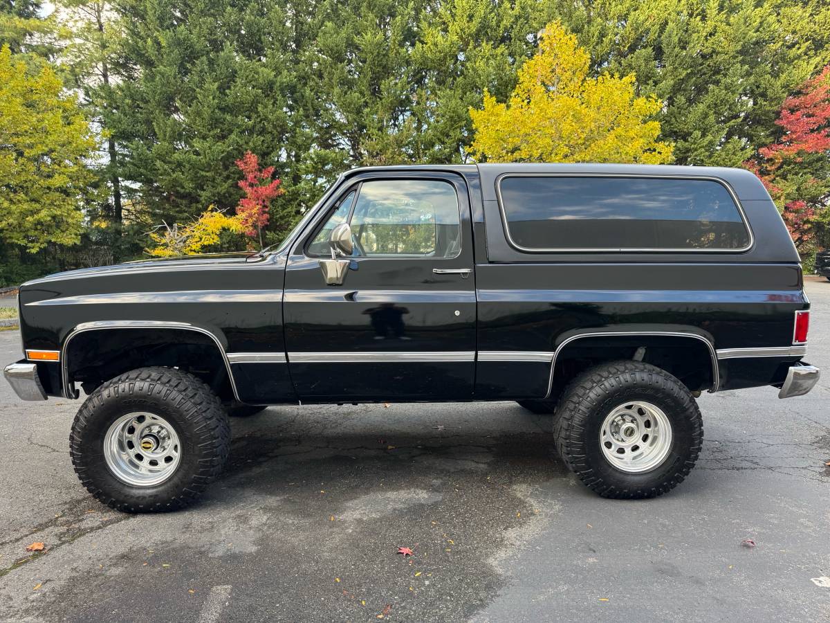 Gmc-sierra-classic-jimmy-k5-1985-black