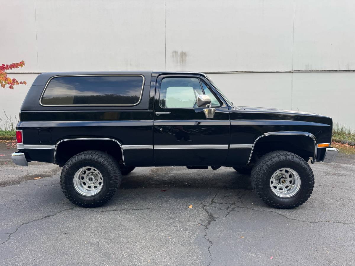 Gmc-sierra-classic-jimmy-k5-1985-black-7