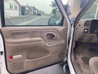 Gmc-suburban-1996-white-4