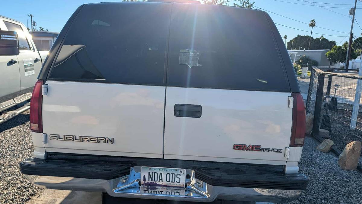 Gmc-suburban-2500-1996-white-1