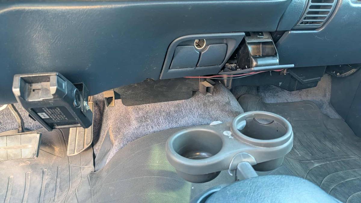 Gmc-suburban-2500-1996-white-12