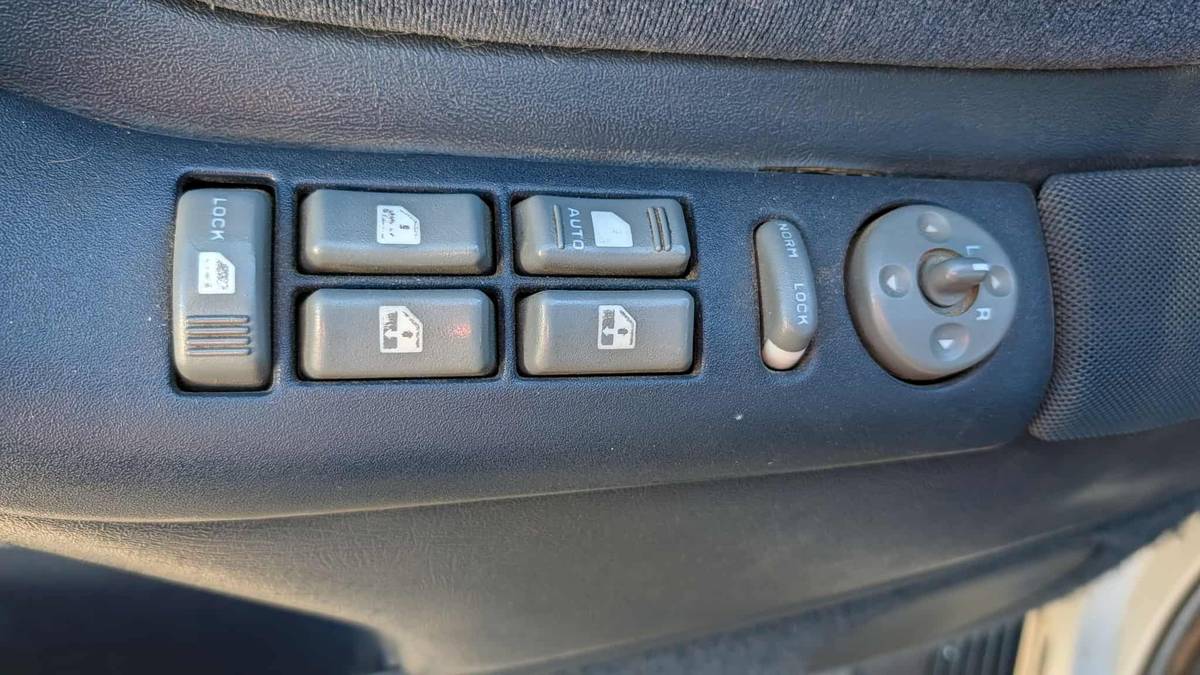 Gmc-suburban-2500-1996-white-13