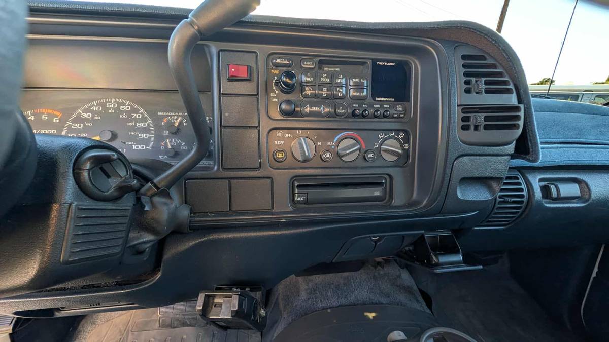 Gmc-suburban-2500-1996-white-15