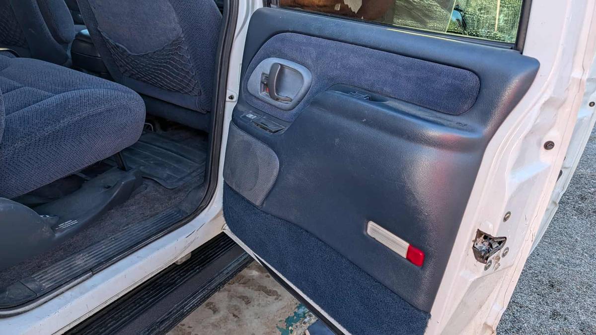 Gmc-suburban-2500-1996-white-17