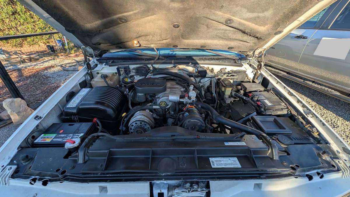 Gmc-suburban-2500-1996-white-19