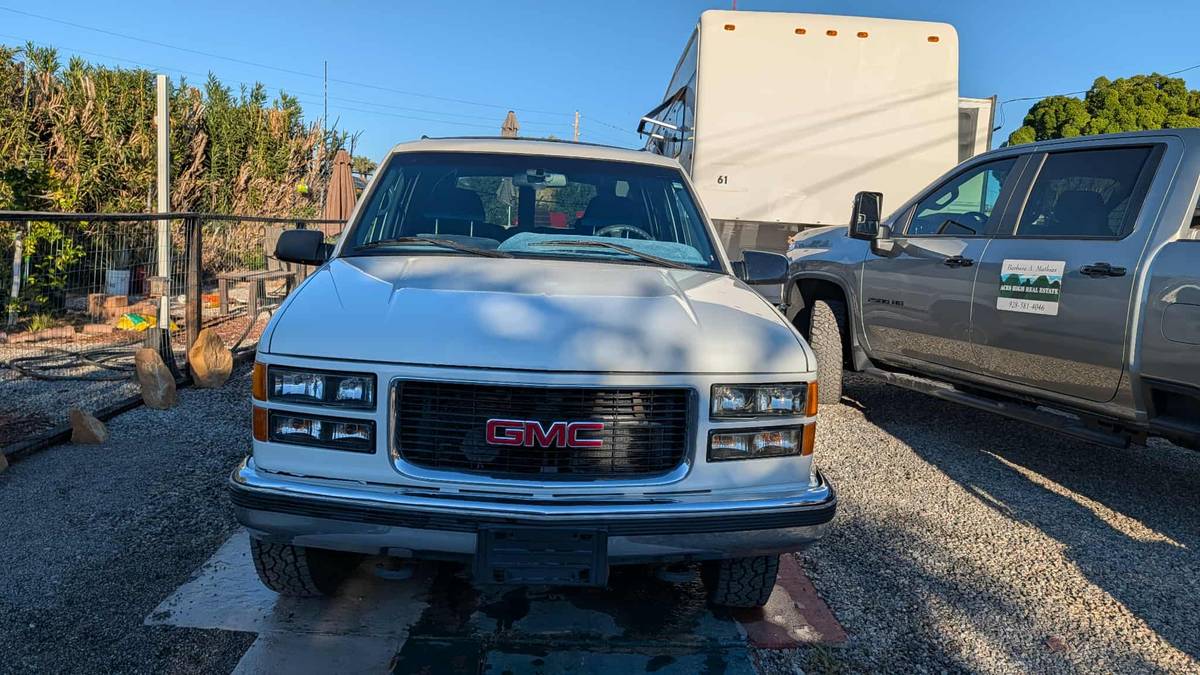 Gmc-suburban-2500-1996-white-2