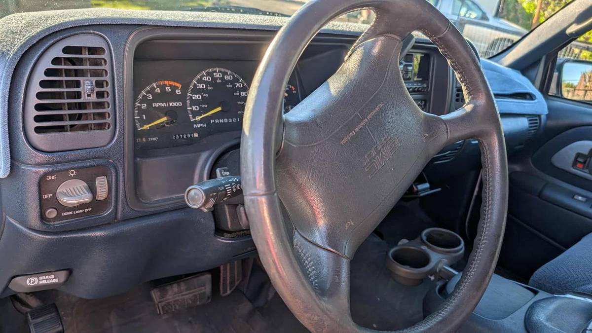 Gmc-suburban-2500-1996-white-3