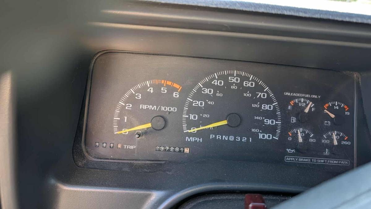 Gmc-suburban-2500-1996-white-4