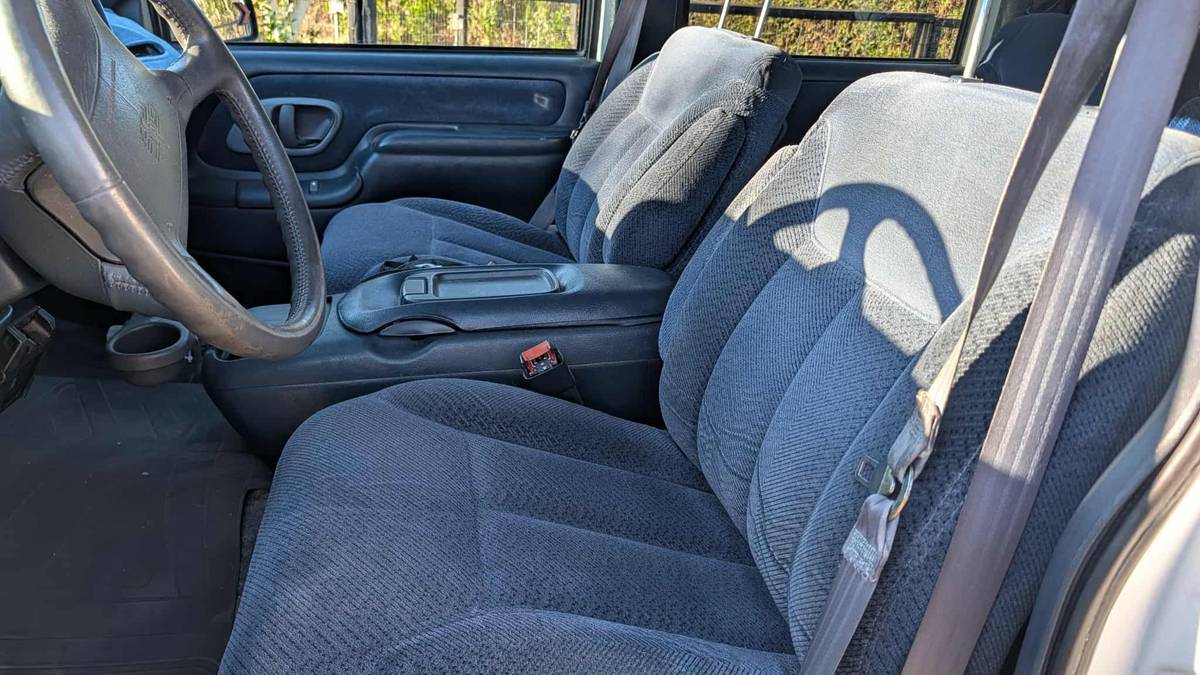 Gmc-suburban-2500-1996-white-5