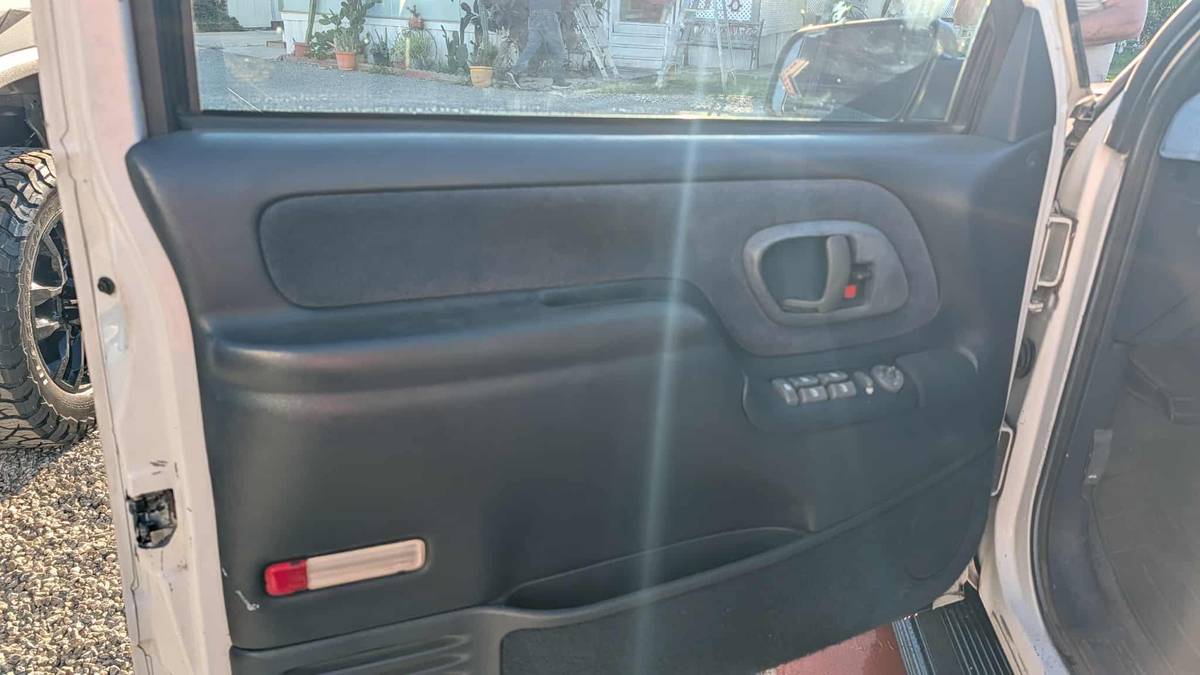 Gmc-suburban-2500-1996-white-6