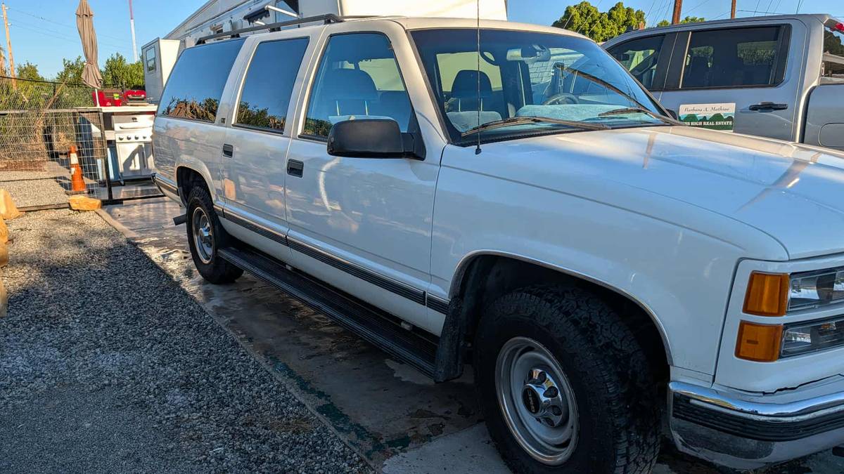 Gmc-suburban-2500-1996-white-7