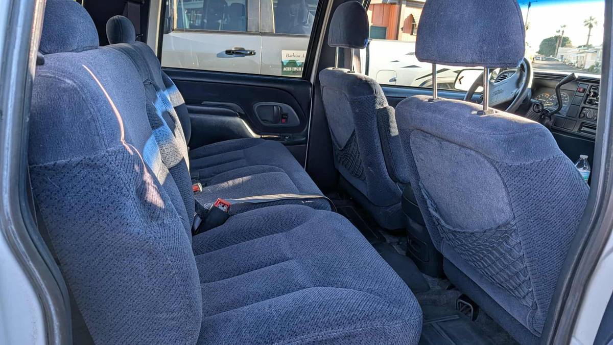 Gmc-suburban-2500-1996-white-8