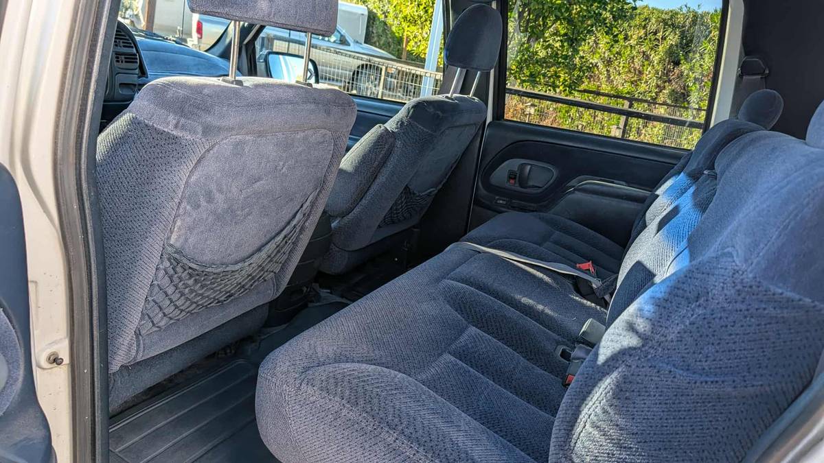 Gmc-suburban-2500-1996-white-9