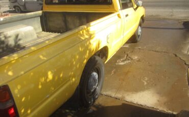 Hilux-toyota-pickup-1986-yellow-3
