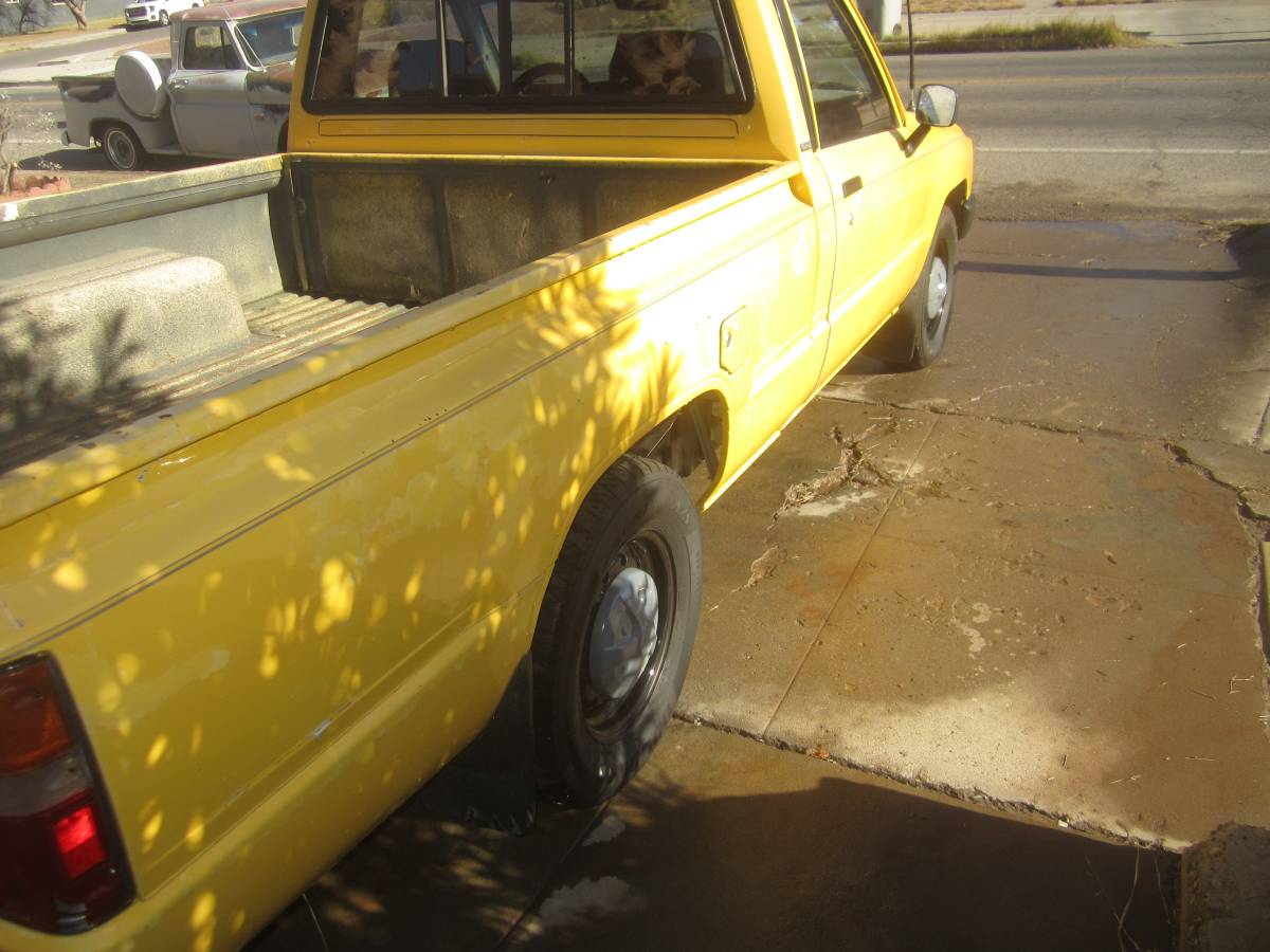 Hilux-toyota-pickup-1986-yellow-3