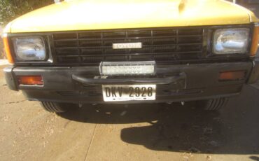 Hilux-toyota-pickup-1986-yellow